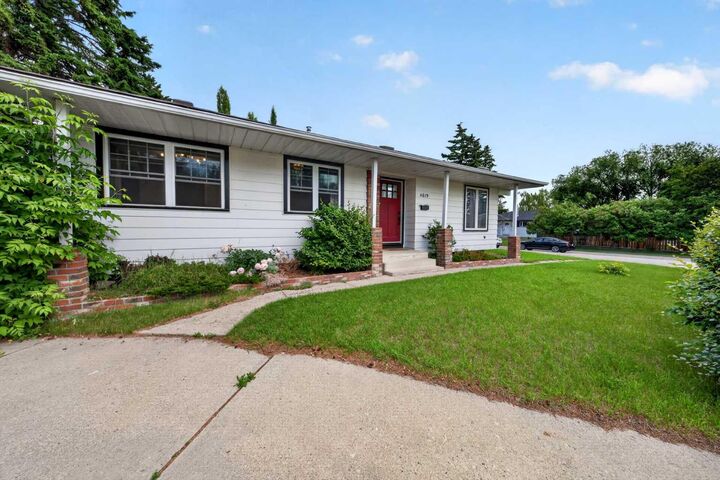Property Photo:  4819 Vanguard Road NW  AB T3A 0R5 