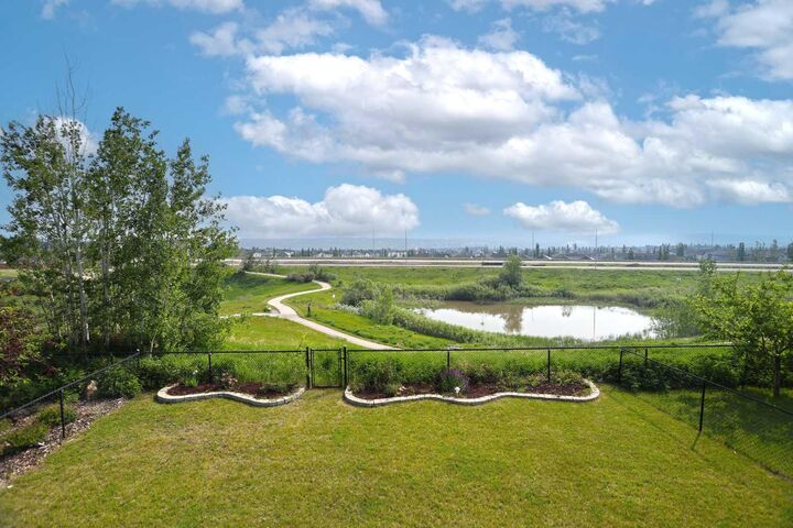 Property Photo:  121 Sherwood Way NW  AB T3R 1M8 
