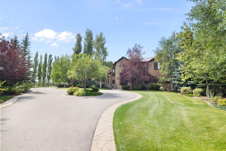 Property Photo: 209 Pinnacle Ridge Place SW AB T3Z 3N8