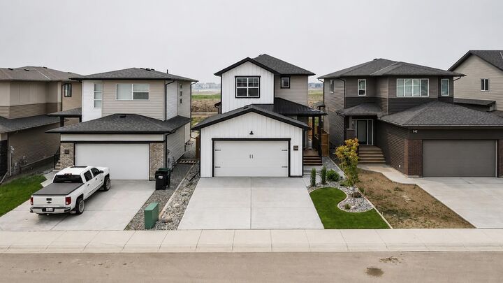 Property Photo: 538 Malahat Green W AB T1J 5W4