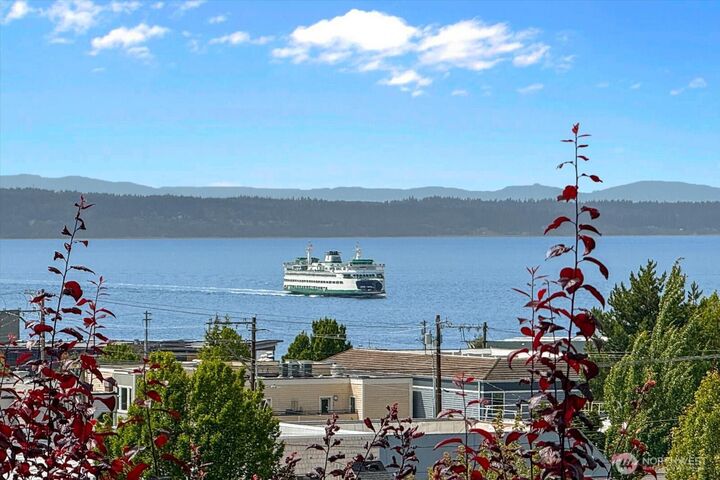Property Photo:  524  Maple Street 102  WA 98020 