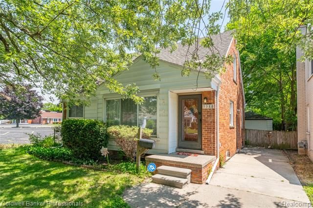 Property Photo:  9388 Salem  MI 48239 
