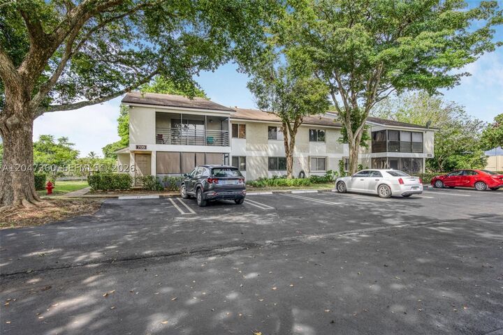 Property Photo: 709 Gardens Dr 101 FL 33069