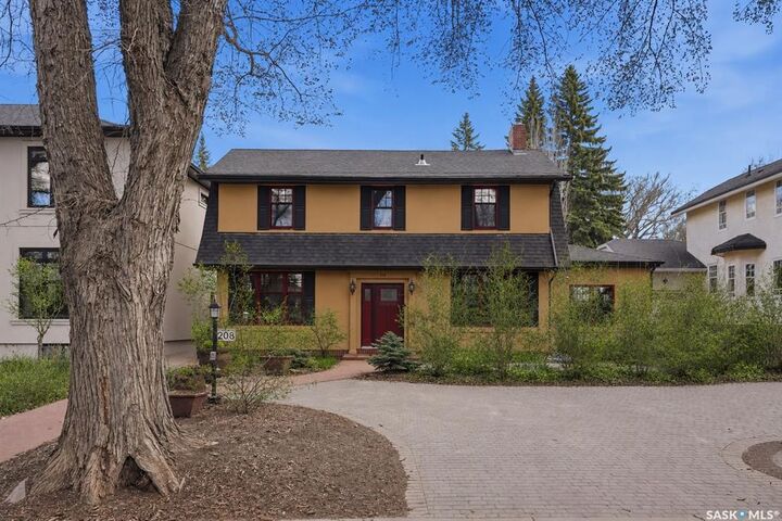 Property Photo: 208 Saskatchewan Crescent W SK S7M 0A5