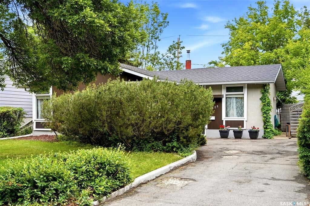 Property Photo: 825 Shannon Road SK S4S 5K1
