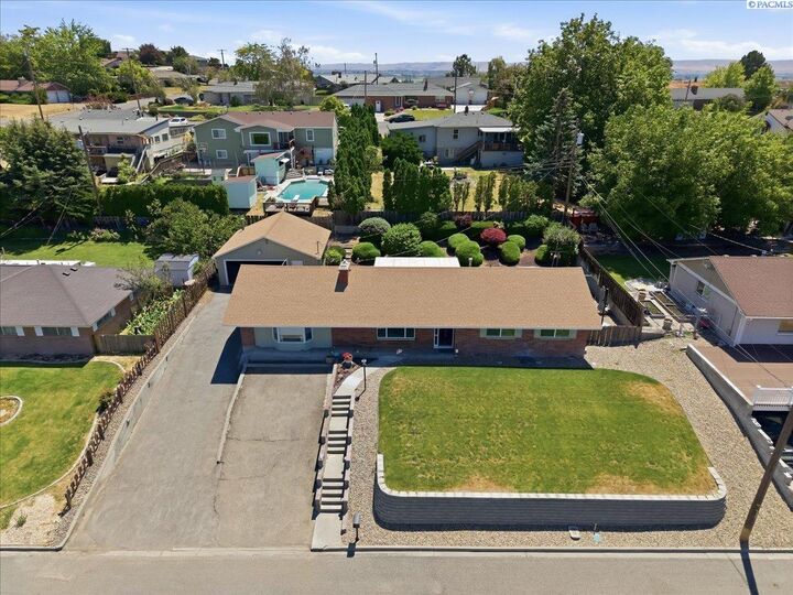 Property Photo:  933 Vine Ave  WA 98944-1743 