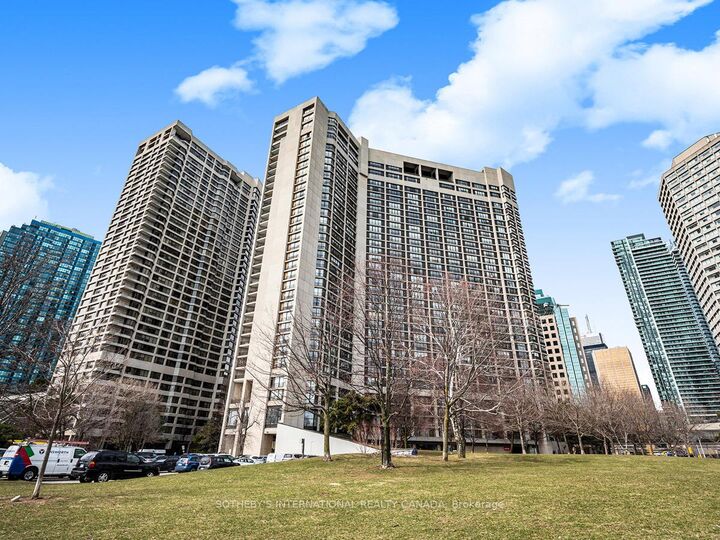 33 Harbour Square 1008 — photo 1