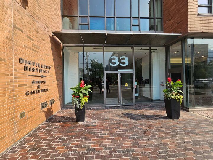 Property Photo: 33 Mill Street 806 ON M5A 3R3