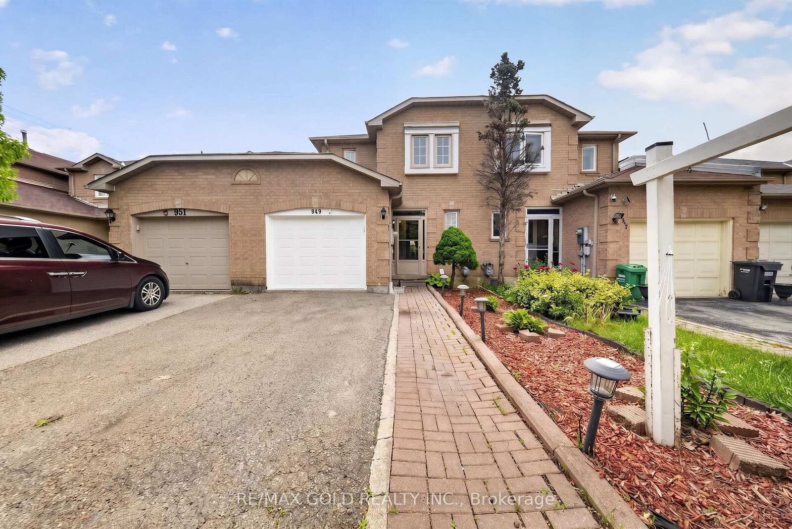 Property Photo: 949 Blizzard Road ON L5V 1T1