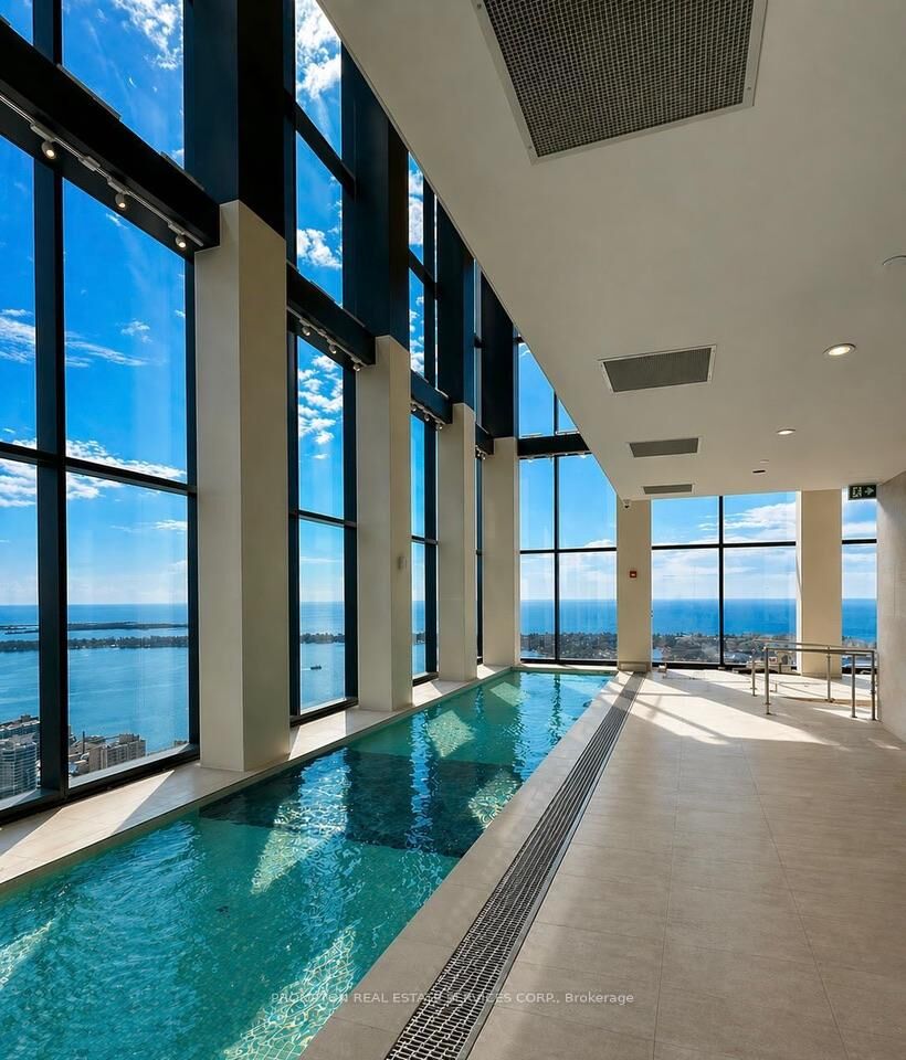 Property Photo: 3 Concord Cityplace Way 3601 ON M5V 0X4