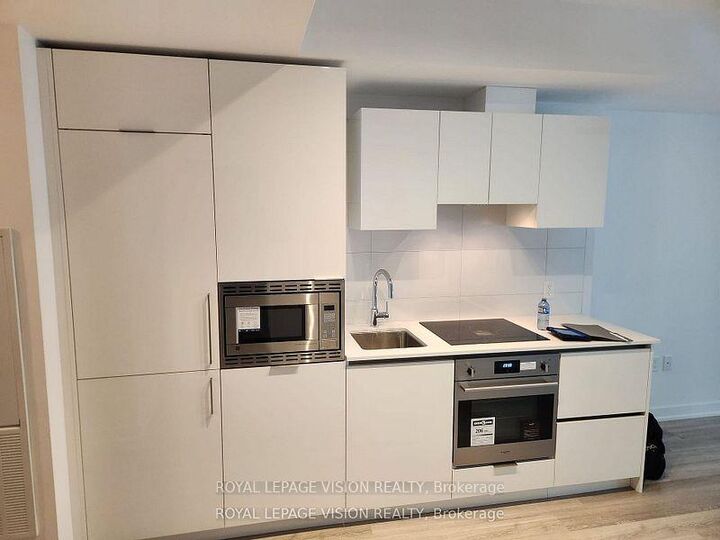 Property Photo:  230 Simcoe Street 1033  ON M5T 0G7 