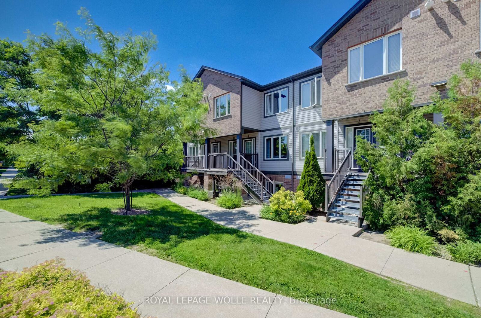 Property Photo: 42 West Acres Crescent 6 ON N2N 3G8