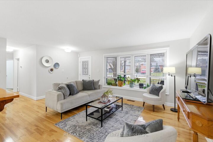 Property Photo:  98 Applewood Crescent  ON L1N 2E7 