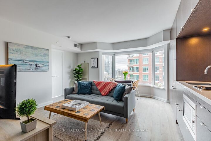 Photo de la propriété:  155 Yorkville Avenue 1814  ON M5R 0B4 