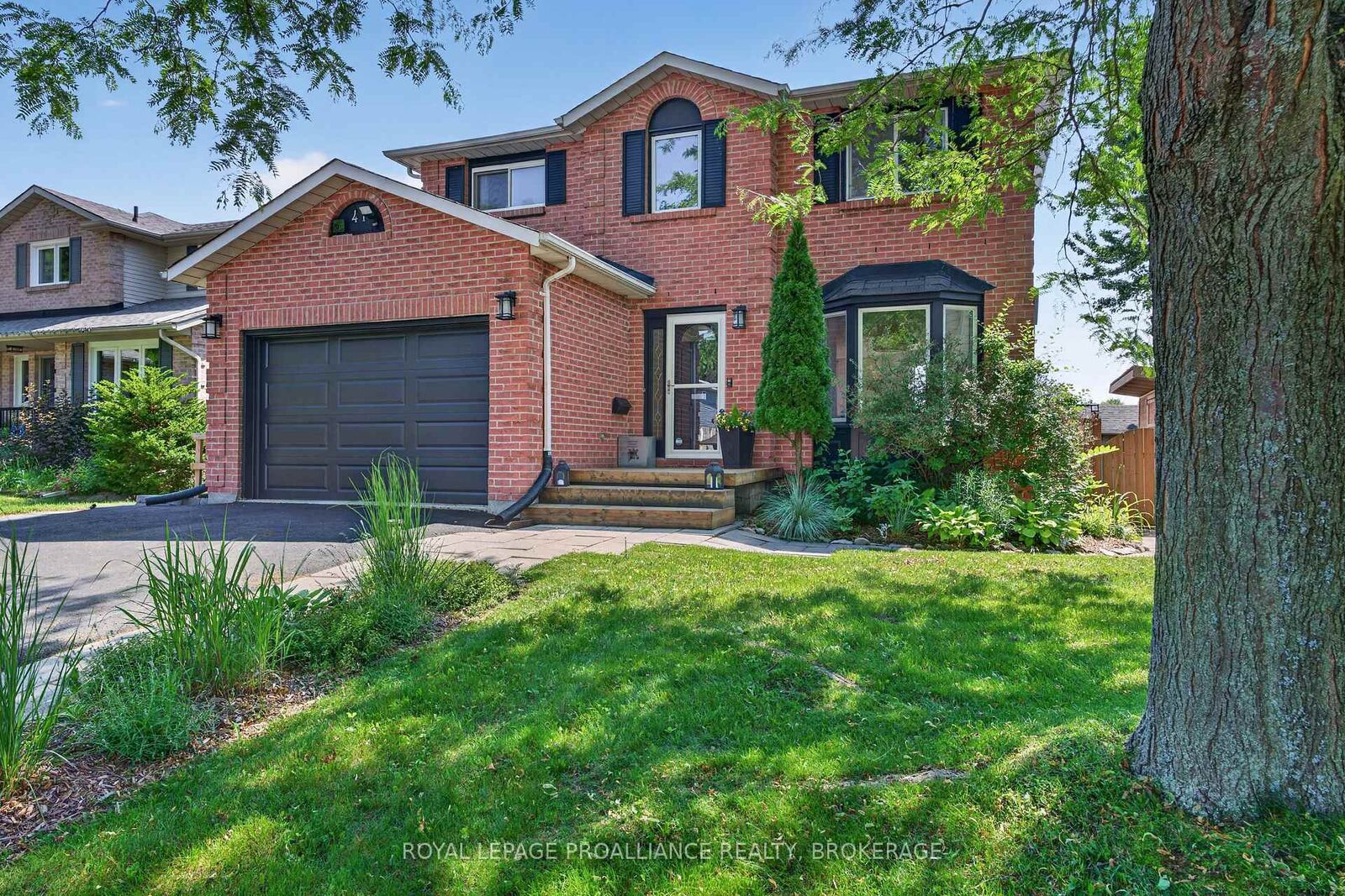 Property Photo:  41 Chartwell Crescent  ON K7K 6P2 