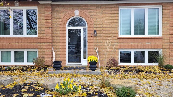 Property Photo: 7 Harbour Crescent 2 ON L9Z 1G4