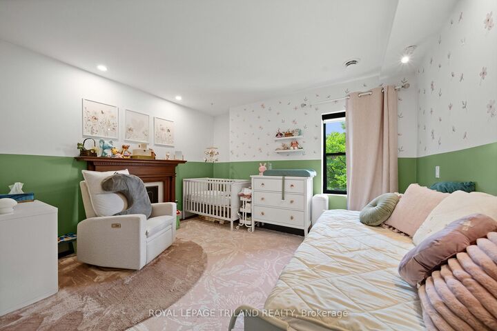 130 Windsor Crescent 3 — photo 1