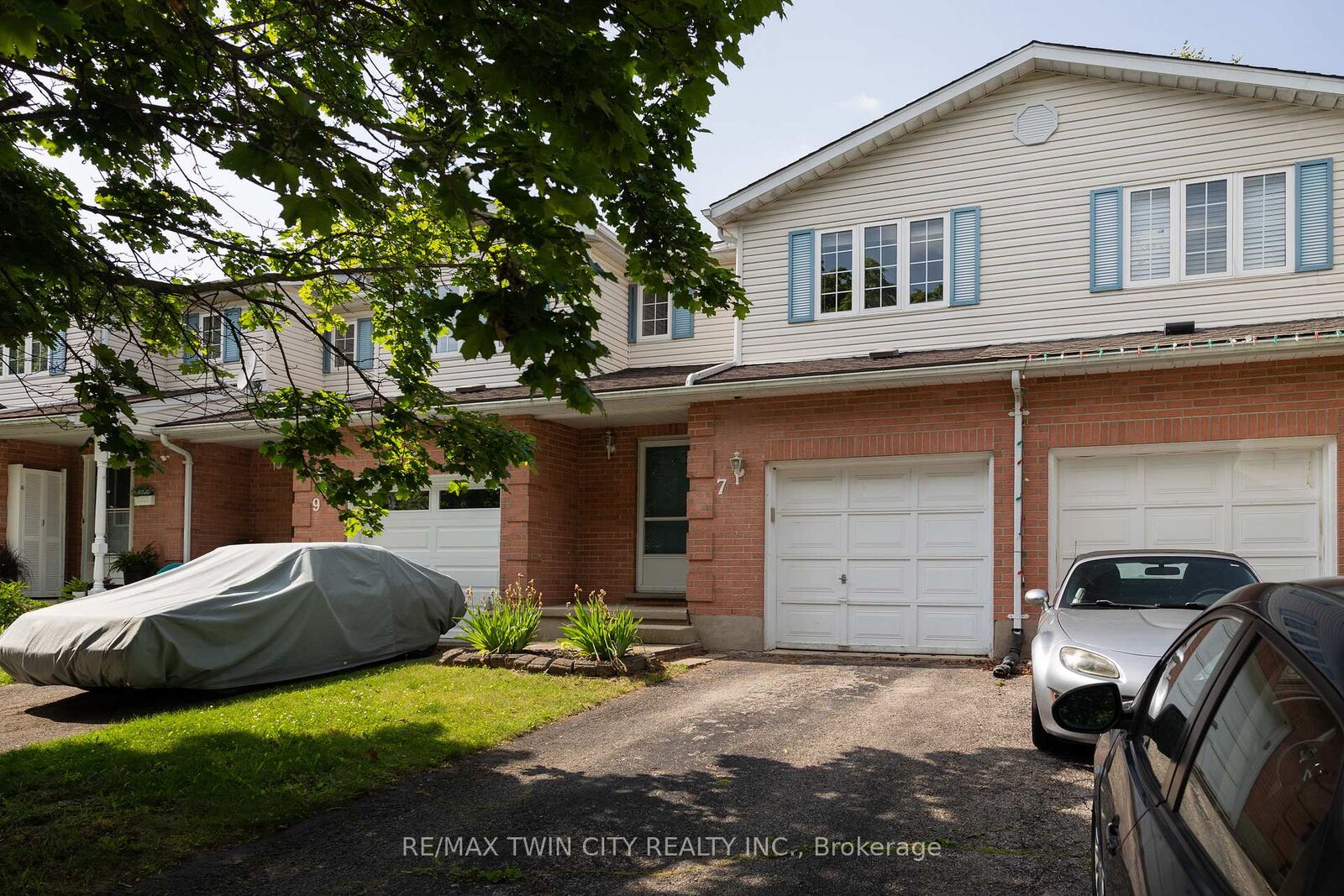 Property Photo: 7 Graystone Court ON N3L 3Y1