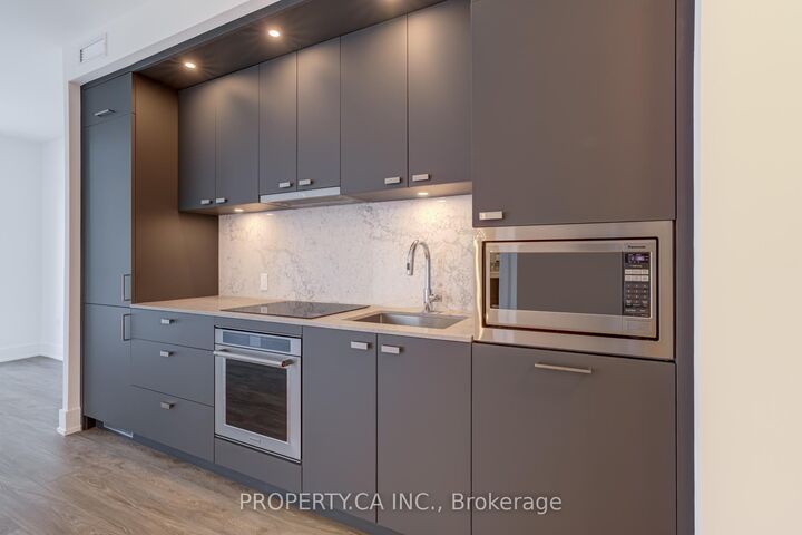 Property Photo: 10 Inn On The Park Drive 705 ON M3C 0P9