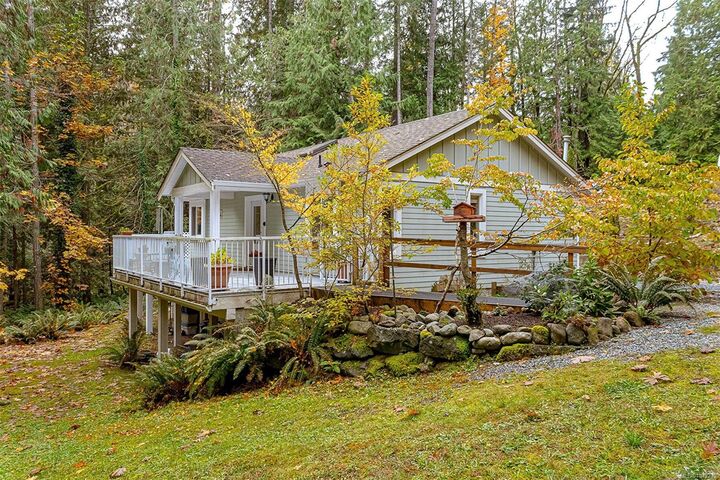Property Photo: 350 Dogwood Dr BC V9G 1A8