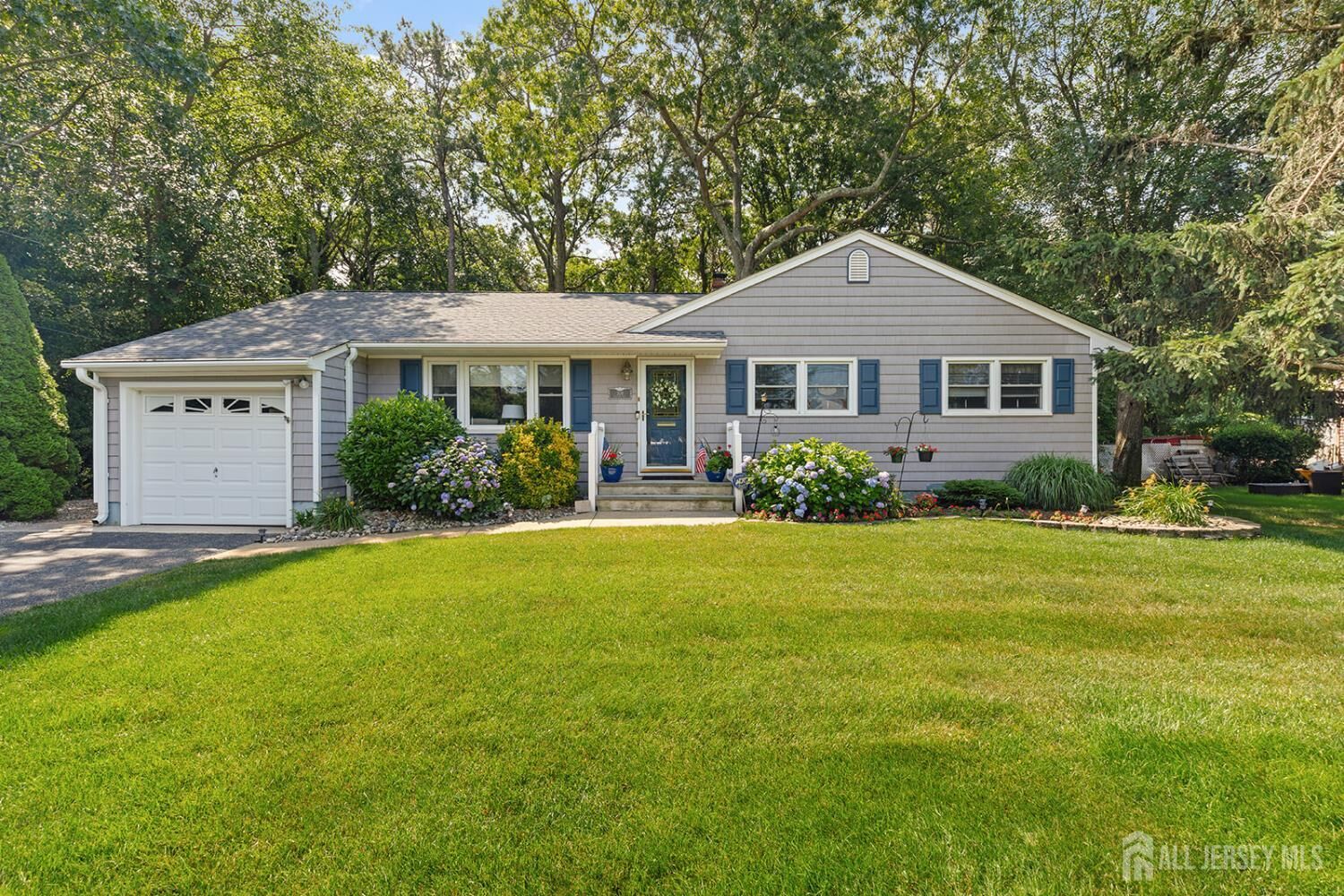 Property Photo:  
