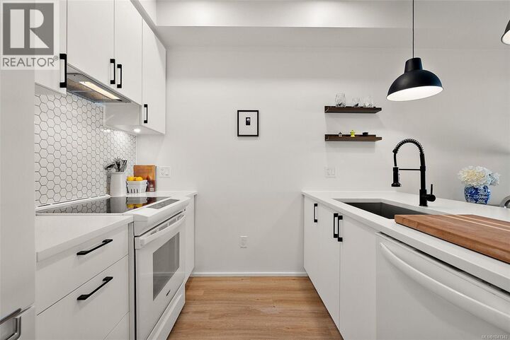 Property Photo:  2348 Beacon Avenue 203  BC V8L 1X3 