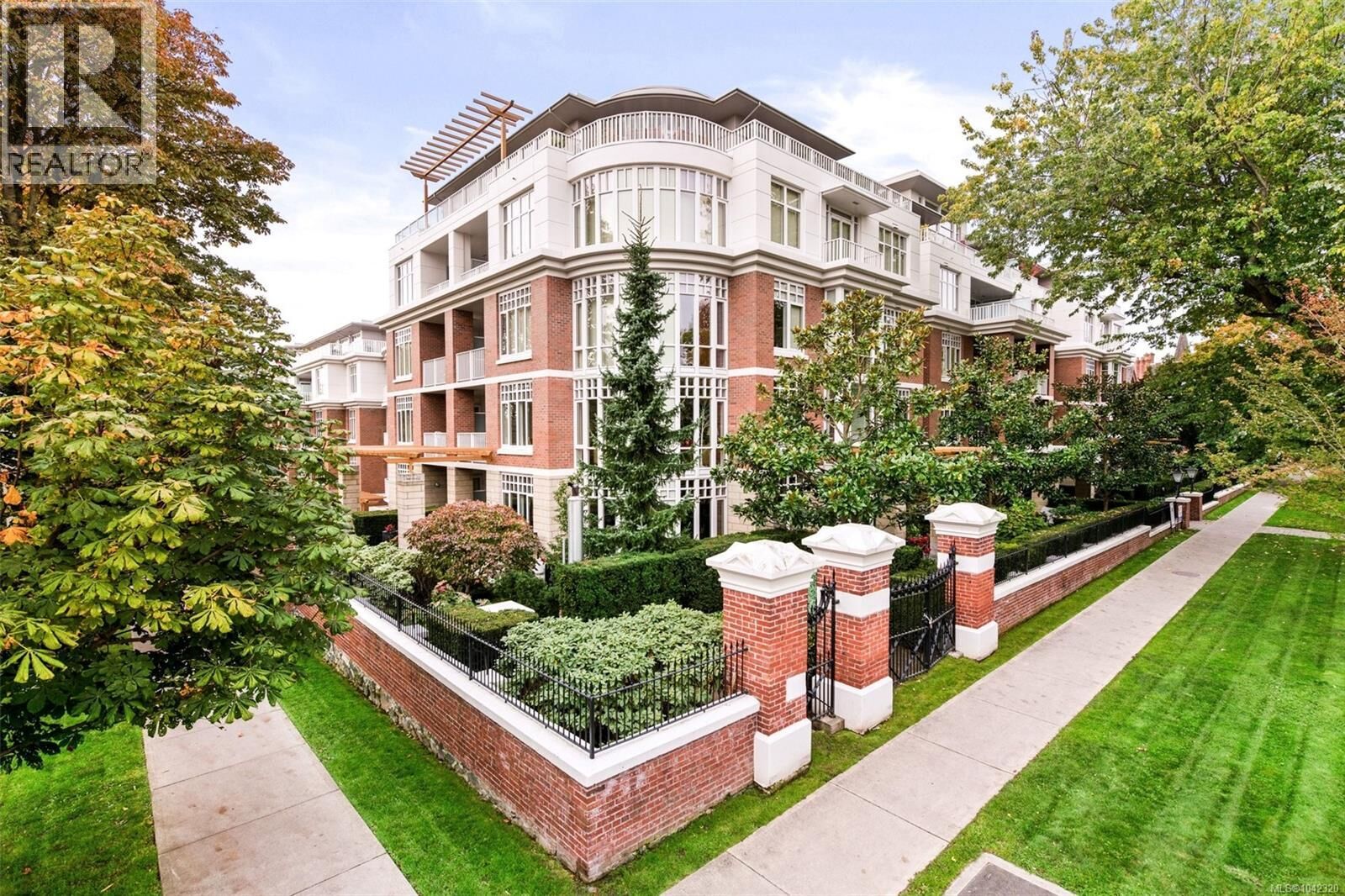 Property Photo:  999 Burdett Avenue 402  BC V8V 3G7 