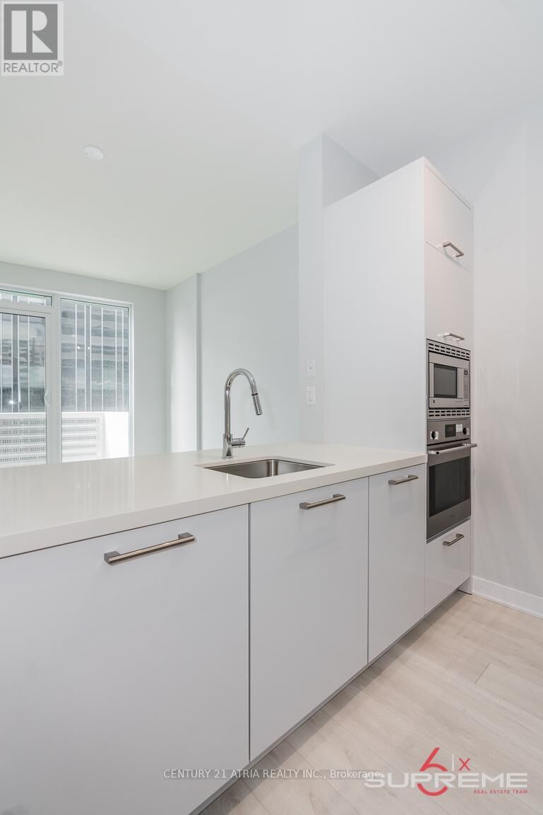 Property Photo: 2221 Yonge Street 611 ON M4S 0B8