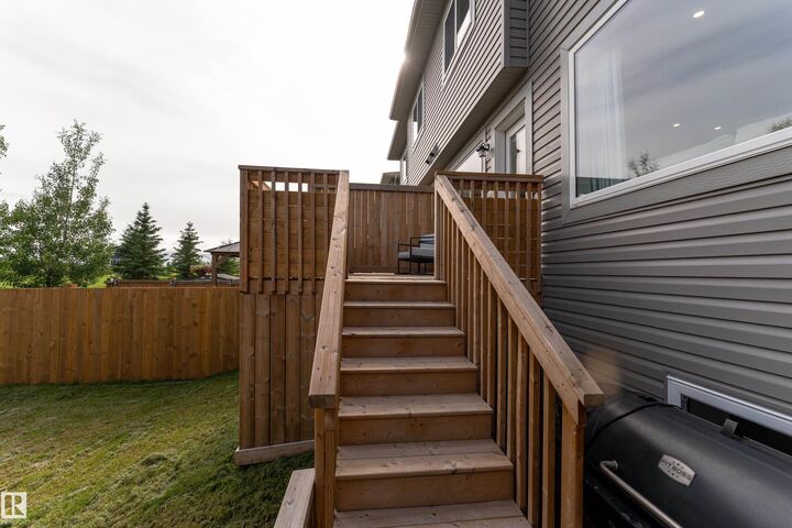 Property Photo: 584 Meadowview Drive AB T8L 0X1