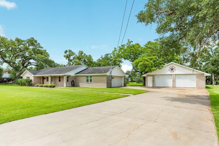 Property Photo: 511 Edgewater Street TX 77531