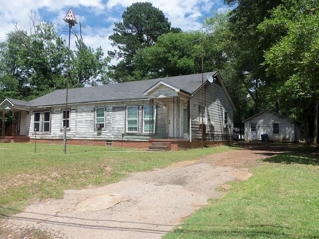 Property Photo:  2910 S Broadway  TX 75662 