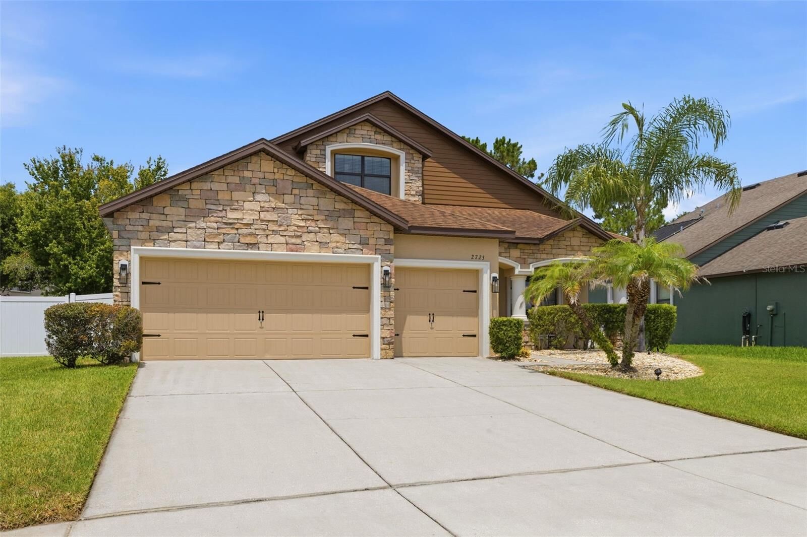 Property Photo: 2723 Colewood Lane FL 33527