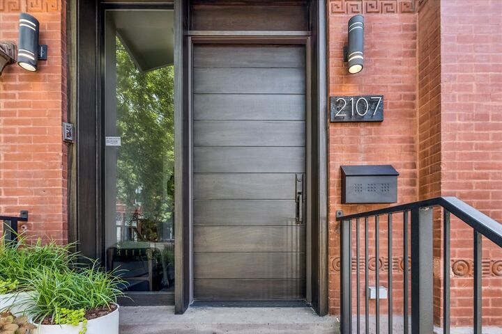 Property Photo: 2107 W Erie Street IL 60612