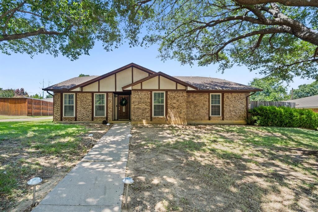 Property Photo: 2010 S Arbor Rose Drive TX 75050