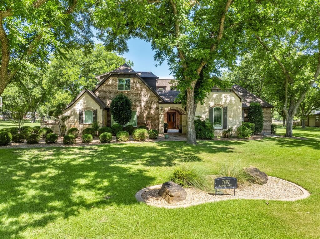 Property Photo: 7402 Hanover Court TX 76049