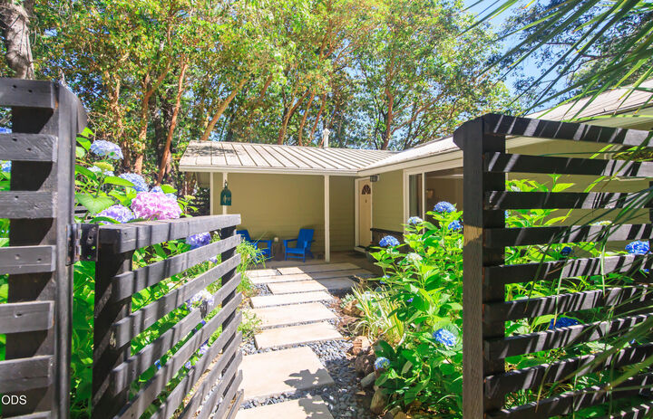 Property Photo:  886 Palmer Road  OR 97520 