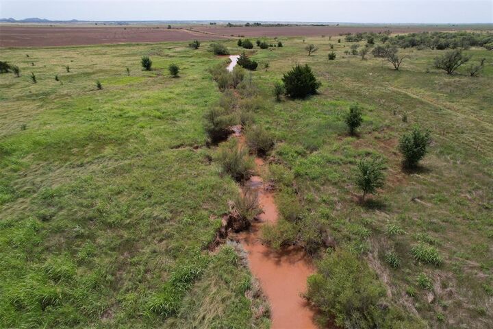 Property Photo: 1550 E County Road OK 73554