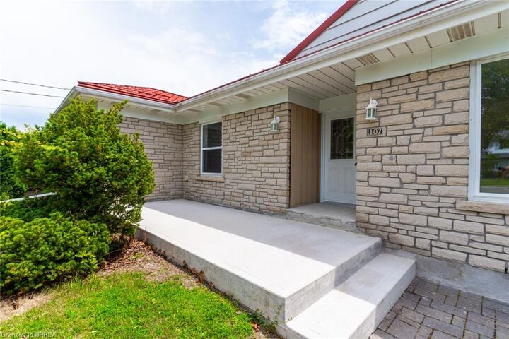 Property Photo: 107 Queensway Drive ON N3R 4X1