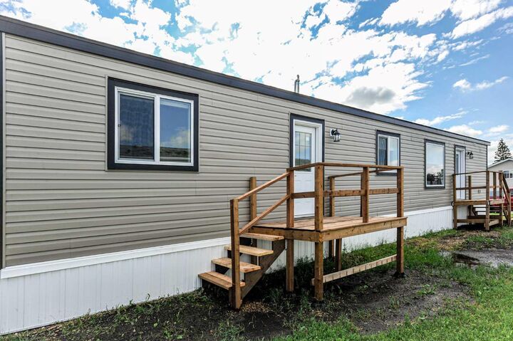Property Photo: 4802 54 Avenue #77 AB T4V 3A5