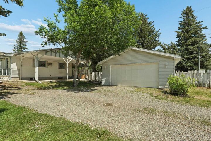 Property Photo:  736 2 Street W  AB T0K 0K0 