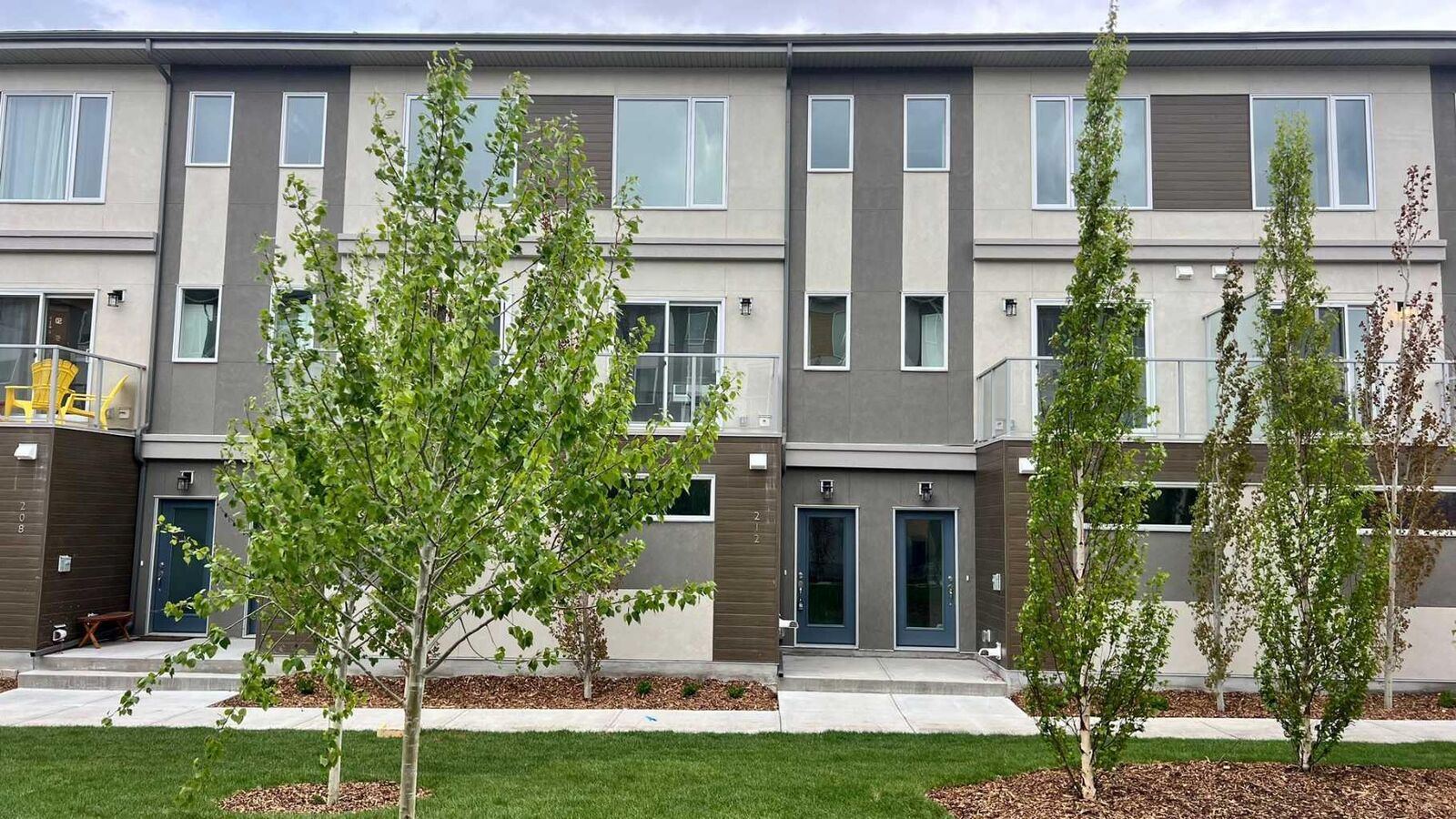 Property Photo:  212 Shawnee Square SW  AB T2Y 0T7 