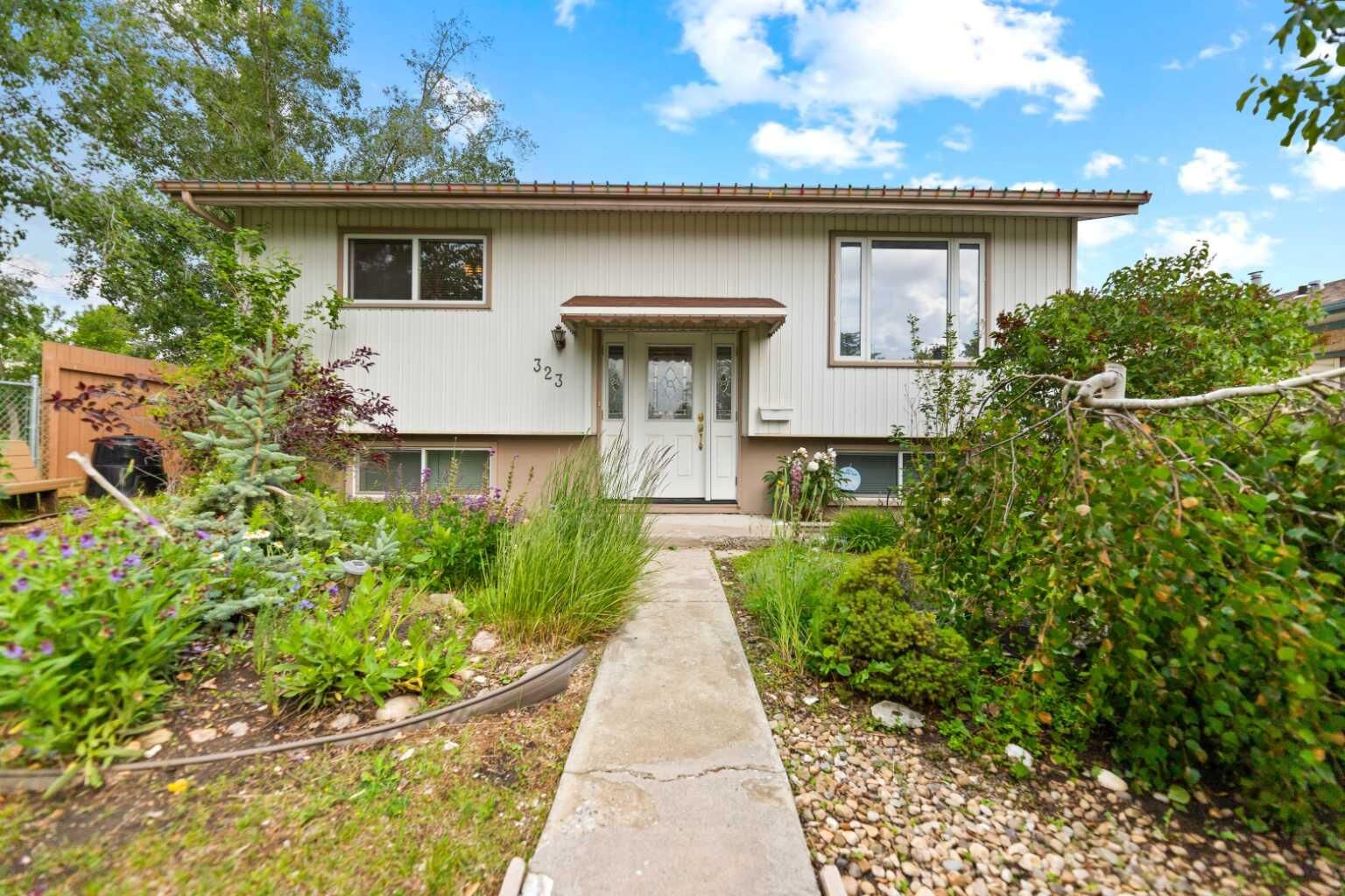 Property Photo: 323 Maddock Crescent NE AB T2A 3W7