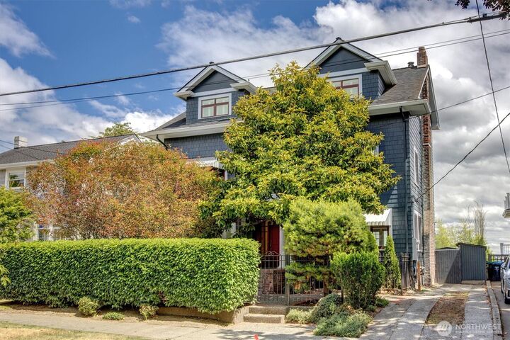 Property Photo:  1518  4th Avenue N  WA 98109 