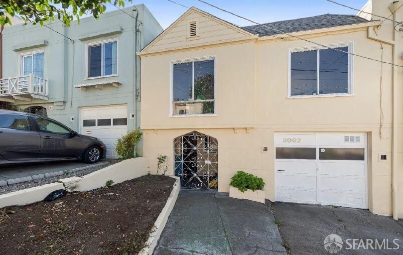 Property Photo:  2067 Thomas Avenue  CA 94124 