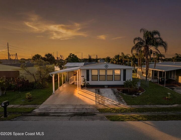 Property Photo:  1724 Mango Street NE  FL 32905 
