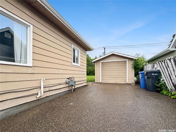Property Photo: 862 109th Street SK S9A 2C9