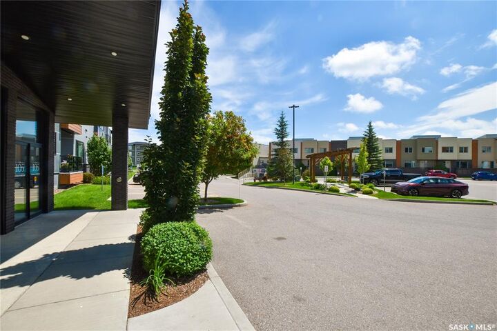 Property Photo:  105 Willis Crescent 101  SK S7T 0Z3 