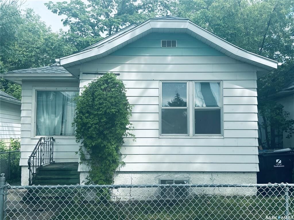 Property Photo: 416 I Avenue S SK S7M 1Y4