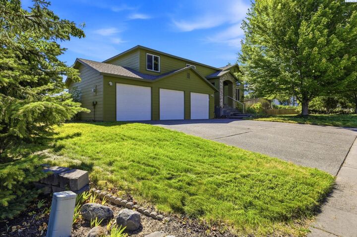 Property Photo: 1102 Oxford Ave WA 99352