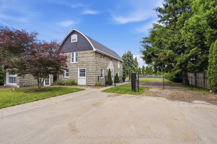 292 Main Street W C — photo 1